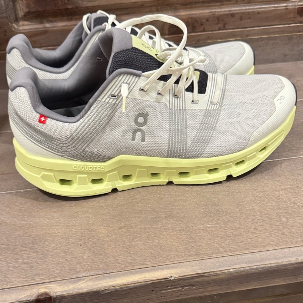 On Running Men's Cloudgo Frost Hay Size 13